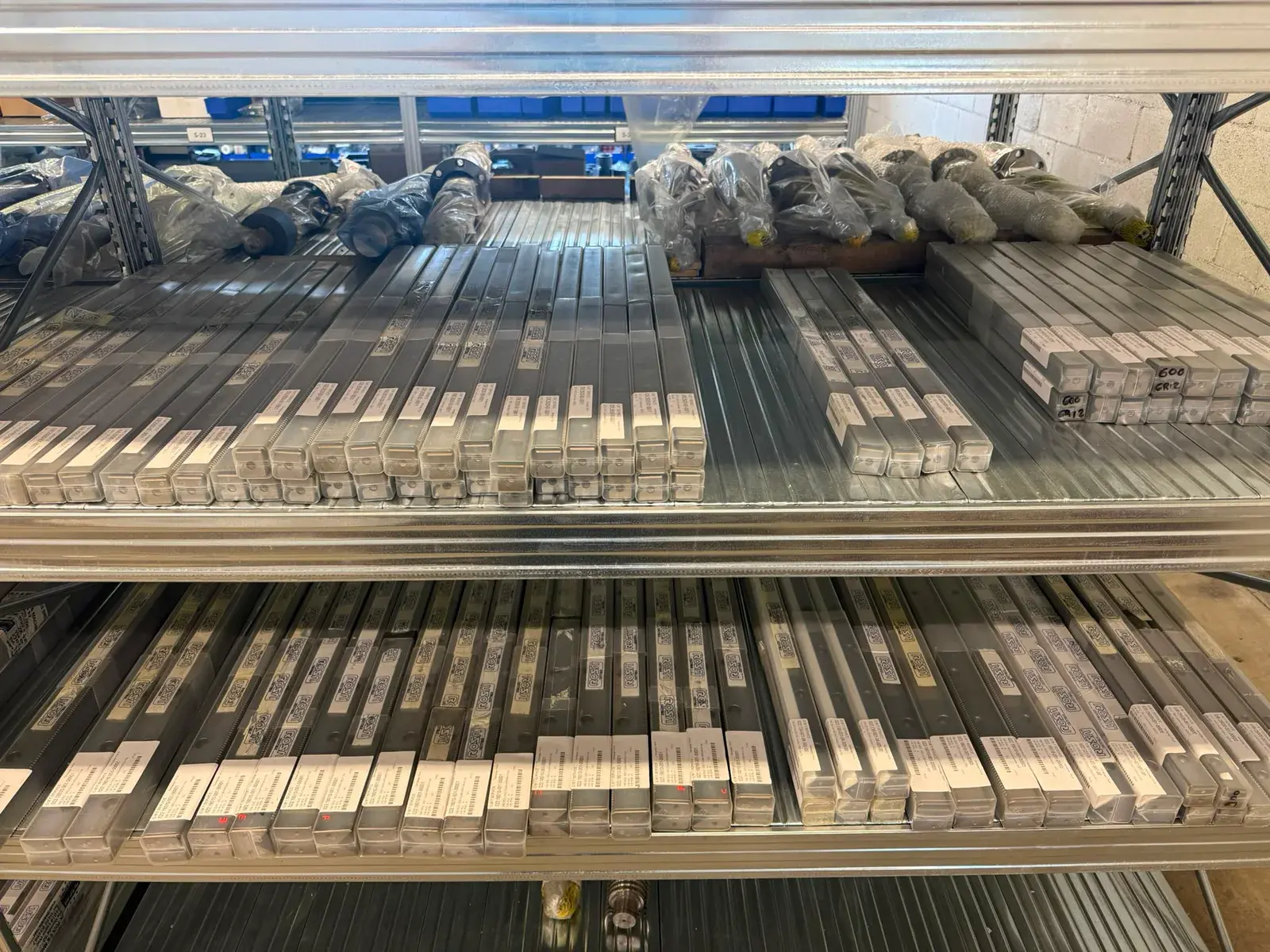 Scaffalatura del magazzino GMT con ricambi e componenti metallici organizzati